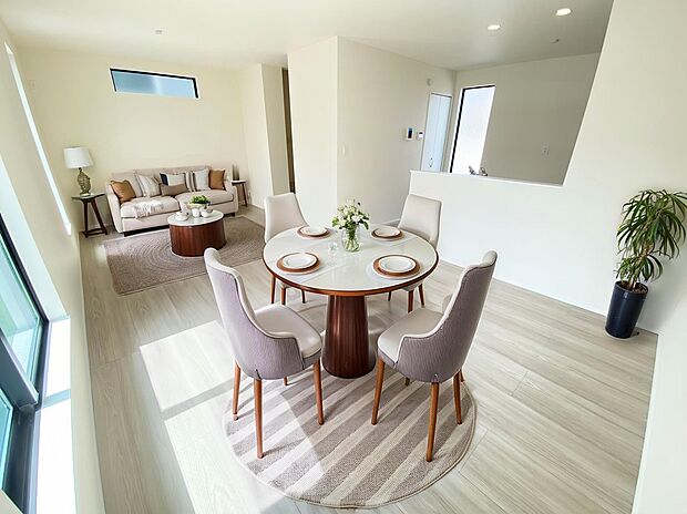 【リビング】≪Living room≫
自然なコミュニケーションが生まれるリビングイン階段を採用！暖かい光が降り注ぐ、温もりあふれるお住まいです☆
※家具をCGで加工しています。家具付き販売ではございません。