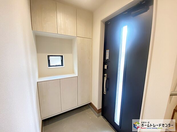 【玄関】≪Entrance≫
開放感のある玄関ホール。コの字型の玄関収納を採用。多くの靴を収納できる上、飾り棚を利用して、お越しいただくお客様をおもてなしできます。