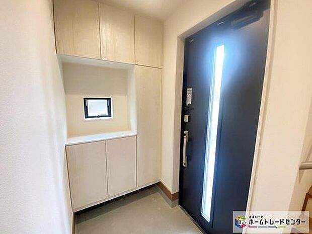 【玄関】開放感のある玄関ホール。