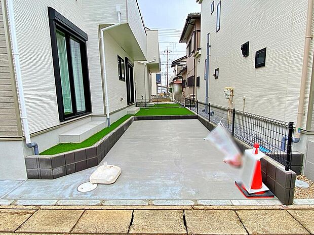 【駐車場】≪Delivery box≫
カースペースが2台分（車種による）ございますので、家族分の自転車を駐輪したり、急な来客用の駐車スペースとしてもお使いいただけます。