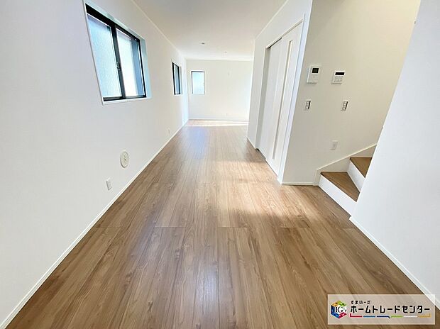 【リビング】≪Living room≫
家族の一体感を感じられる広々スペース。家族と過ごす時間を大切にする方にぴったりのゆとりの住空間。