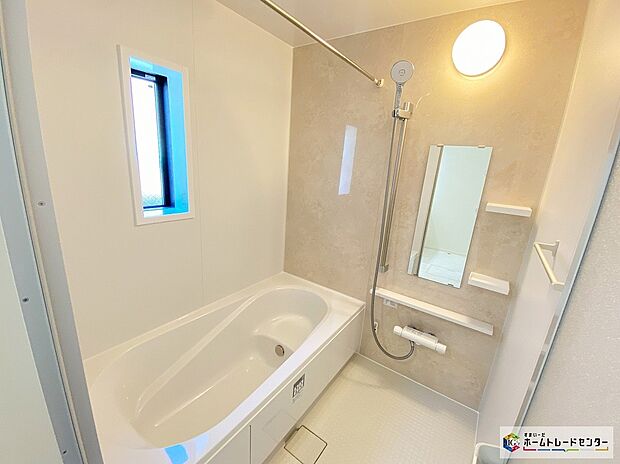 【浴室】≪Bathroom≫
毎日の疲れを癒す浴室は１坪タイプです。足を伸ばしてゆっくりとくつろげます。浴室乾燥機付きのバスルームとなっております♪