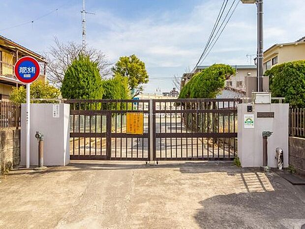 足立区立中島根小学校（約600m）