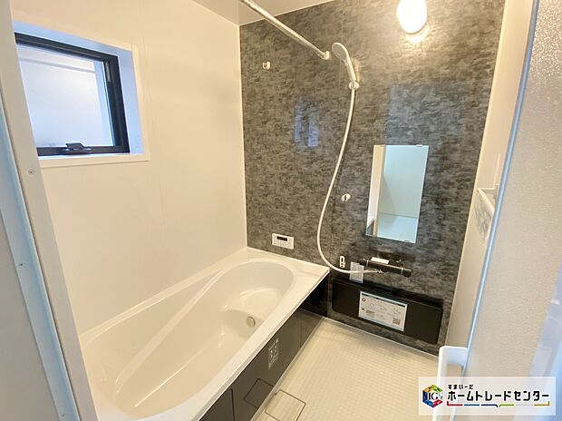 【浴室】≪Bathroom≫
１日の疲れた体を癒せるシステムバス。窓もあるので湿気もこもりません。雨の日のお洗濯も安心な「浴室乾燥機」つき♪