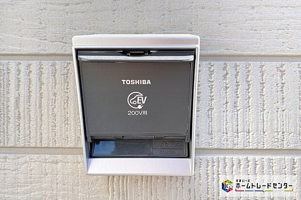 【EVコンセント】≪EV Charger≫
カースペースにはこれからの時代にあると嬉しい「EVコンセント」が標準装備です！ガソリン車のように燃料補給のために外出する必要もありません♪
