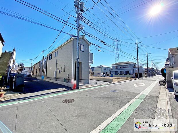 【前面道路含む現地写真】≪一戸建ての大きなメリットは、「自分の土地」を自由に使えること。≫好きなペットが飼えるほか、ガーデニングやＤＩＹ、車やバイクの手入れなど様々な趣味を楽しめます♪
