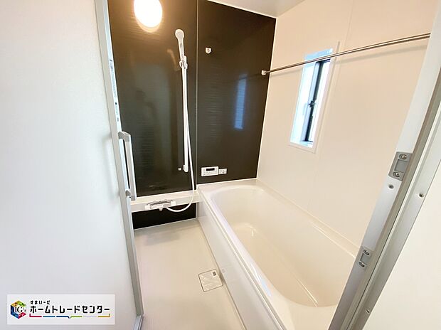 【浴室】≪Bathroom≫
半身浴もできる広々とした湯船があり、朝日を浴びながらの入浴も気持ちよさそう。浴室乾燥機付きのバスルームとなっております♪（７号棟）