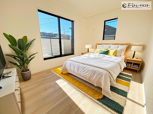 【リビング以外の居室】≪Room≫
穏やかな光が差し込む室内には、穏やかな時間が流れます。
休日は落ち着いた空間で自分の趣味を楽しむのはいかがですか。（７号棟）
※家具をCGで加工しており、家具付き販売ではございません。