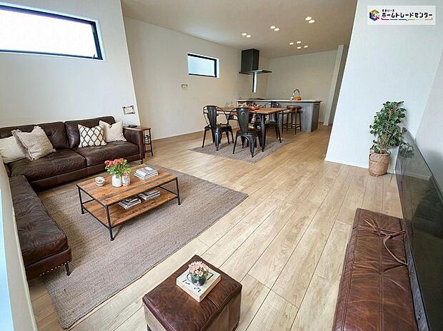 【リビング】≪Living room≫
大空間LDK。家族で過ごす時間が楽しみになりそうです！家族のスペースでのんびりとおくつろぎください♪
※家具をCGで加工しています。家具付き販売ではございません。