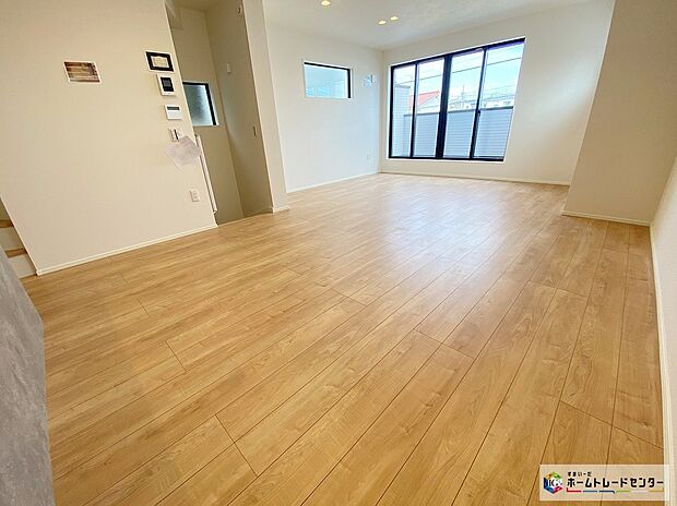 【リビング】≪Living room≫
家族の一体感を感じられる広々スペース。家族と過ごす時間を大切にする方にぴったりのゆとりの住空間。