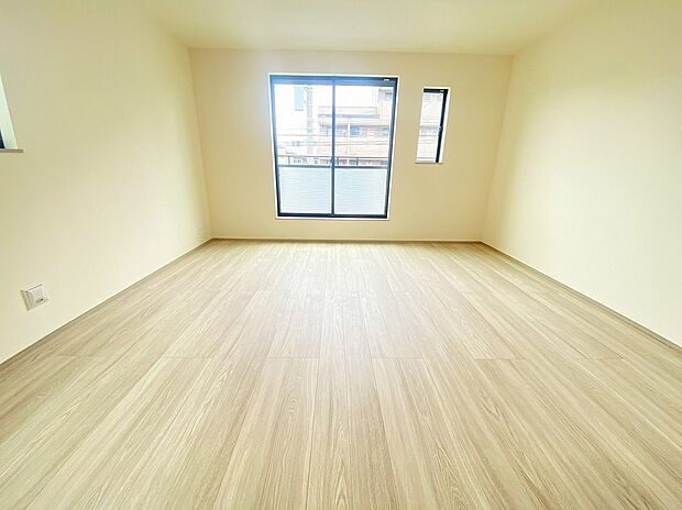 【リビング】≪Living room≫
家族の温かさと陽光の暖かさ、楽しい毎日と明るい未来を予感させる「空間が織り成すひとつ先の住み心地」を演出します。