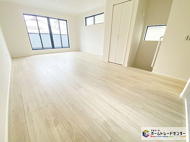 【リビング】≪Living room≫
ホームパーティのお客様が増えても、これだけ広いリビングなら大丈夫♪
リビングにはたくさんの窓を設置しました♪各方向から光が差し込みます！