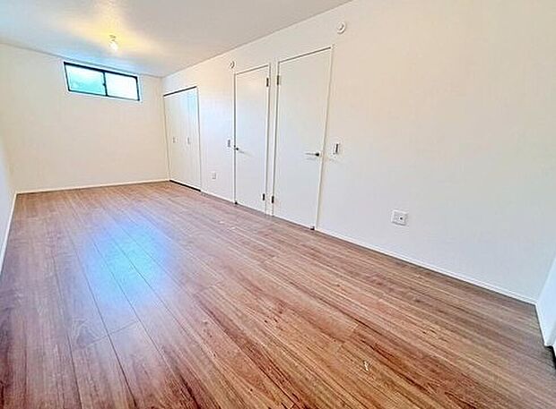 【リビング以外の居室】窓から光が差し込む室内！日の光で照らされた明るいお部屋は、趣味の時間を過ごす時も、家族や友達と一緒に過ごす時も、いつでも居心地のいいリラックスできる空間をお届けします！