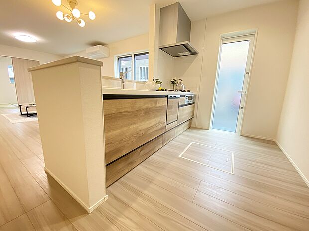 【浴室】≪Bathroom≫
窓付きのバスルームは、採光もあり明るく気持ちの良い空間です。窓があることで、換気環境も良好。掃除もスムーズに出来ます。浴室乾燥機付き♪