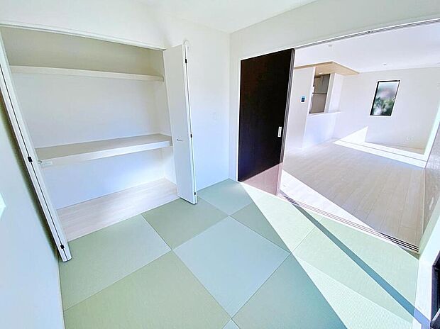 【≪Room≫】プライベート感を保てる和室を完備しており、来客時の宿泊スペースや書斎などにお使い頂けます。すぐに横になれるのも長くお住まいになられる上では嬉しい空間です。