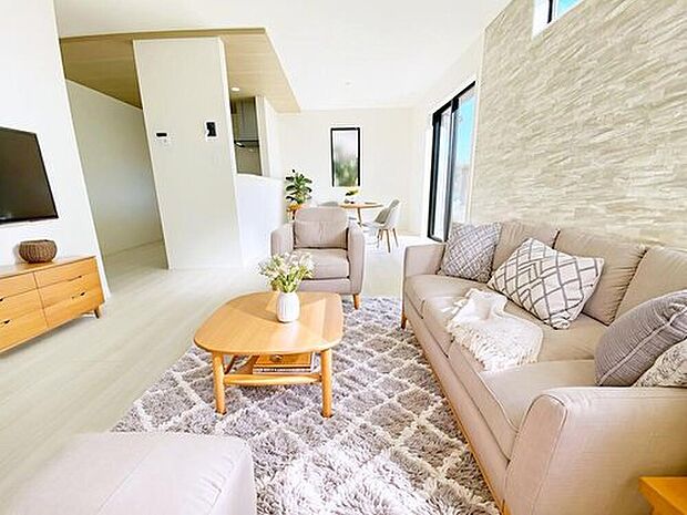 【≪Living room≫】広々としたLDKに、自分好みのインテリアでレイアウト。季節ごとに模様替えなども、楽しみの一つとなりそうです。
※家具をCGで加工しています。家具付き販売ではございません。