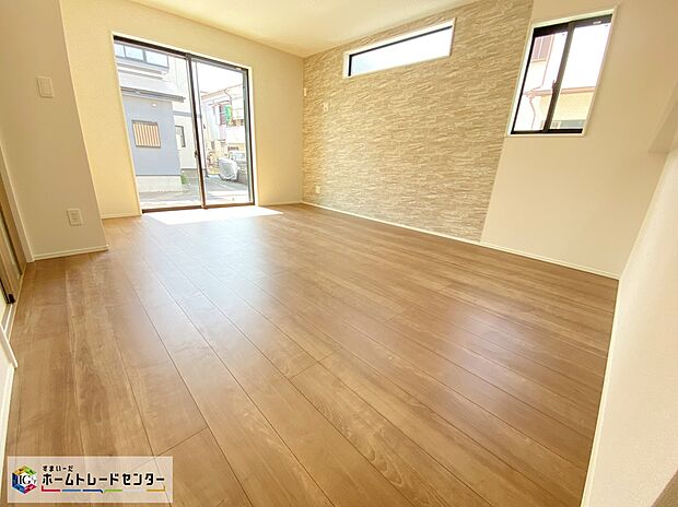 【リビング】≪Living room≫
大きな窓のあるリビングは、陽光あふれる明るい空間です。居心地良く、ご家族皆がゆったり寛げる憩いの空間となりそうです。