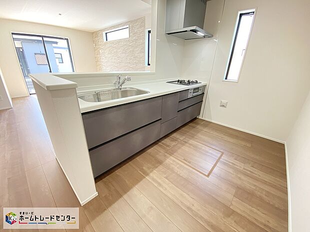 【キッチン】≪Kitchen≫
対面式キッチンからは、リビングにいるご家族の様子が一目で分かります。小さいお子様がいても安心です♪