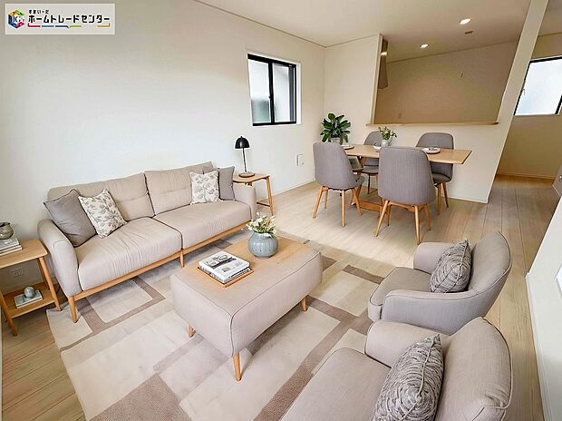 【リビング】≪Living room≫
家族とのつながりを意識した見通しのいいリビングは会話が弾んでみんなを笑顔にします♪
※家具をCGで加工しています。家具付き販売ではございません。