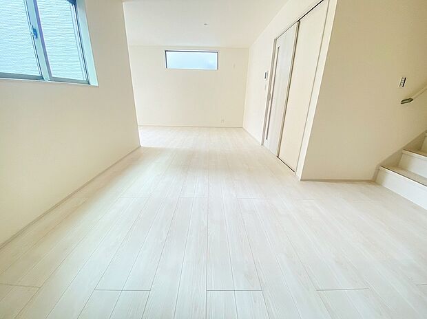【リビング】≪Living room≫
お子様が走り回っても安心の広々リビングにはご家族との自然なコミュニケーションが生まれるリビングイン階段を採用!暖かい光が降り注ぐ、温もりあふれるお住まいです☆