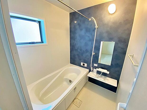 【浴室】１日の疲れた体を癒せるシステムバス。窓もあるので湿気もこもりません。雨の日のお洗濯も安心な「浴室乾燥機」つき♪