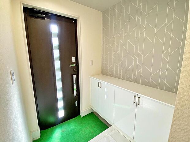 【玄関】ガラススリットの入った玄関ドアは室内に光を届けてくれる大事な存在です☆
一部アクセントクロスを使用するなど、内装にもこだわった住まいです♪