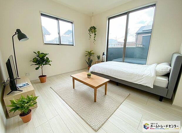 【リビング以外の居室】開放的なバルコニー直結のお部屋♪南向きのお部屋なのでお日様の光をたっぷり取り込んで目覚めのいい朝を迎えられること間違いなし！
※家具をCGで加工しており、家具付き販売ではございません。
