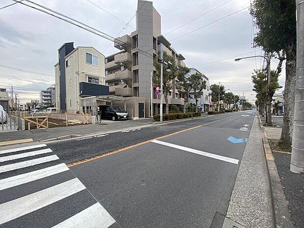 【前面道路含む現地写真】小・中学校が徒歩5分圏内！周辺に商業施設の充実した便利な住環境です♪2026.02撮影
