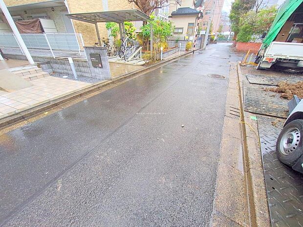【前面道路含む現地写真】お客様のすまいと安全を守る大切な住宅だからこそ、実際の建物の作りと安心感をぜひ現地にてご体感ください！ご見学予約受付です！