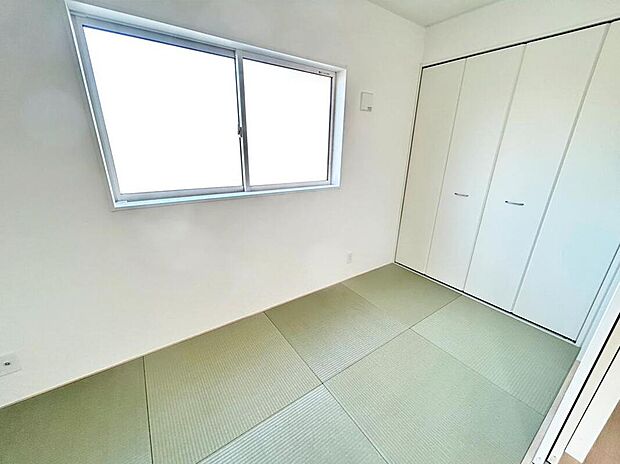 【リビング以外の居室】リビング続きの和室。引き戸を開ければ16帖超えの大空間が広がります♪
収納が完備されているのもうれしいポイントですね!