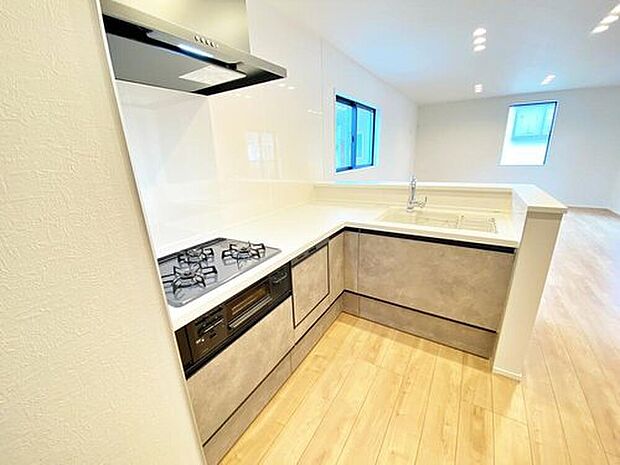 【キッチン】ビルトイン式の食洗器を標準装備。家事の手間を大幅に削減してくれるお役立ちアイテムは、洗浄力が高いうえ、除菌効果にも優れております♪