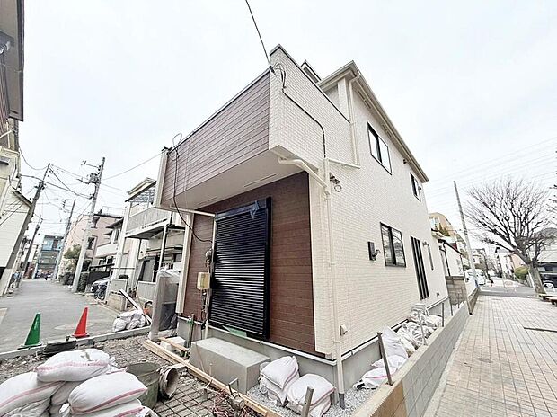 【現地外観写真】ここで重ねていく時間を、ふと想像してしまう。暮らしやすさも、街の心地よさも、実際に立つときっと感じていただけます。