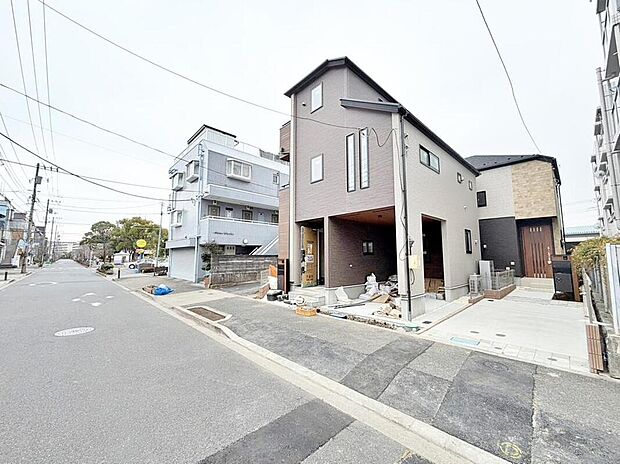 【前面道路含む現地写真】2026.03撮影
前面道路は広々10.7mで陽当たり良好！道路幅も広く、駐車もゆとりをもって行える環境になっています。