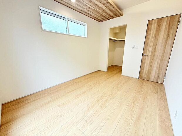 【リビング以外の居室】ウォークインクローゼット付きプラン。嵩張る荷物をたっぷり収納でき、広がりを感じられる開放感ある空間となっています♪