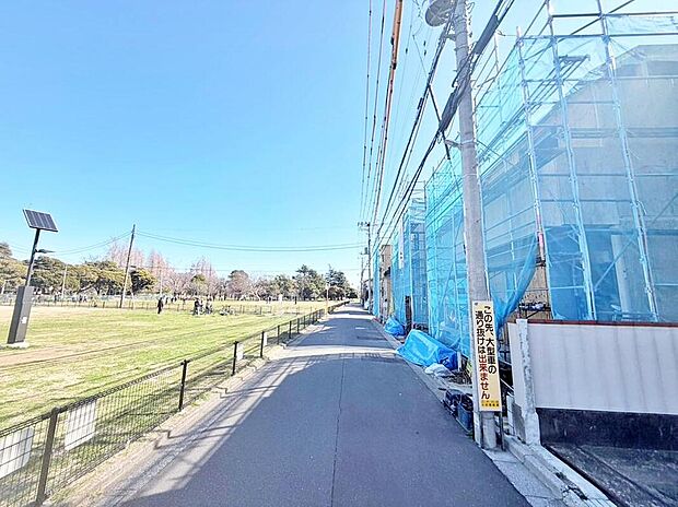 【前面道路含む現地写真】小学校まで徒歩8分、保育園まで徒歩4分、公園まで徒歩1分と、小さなお子様のいるご家庭でも安心して通園・通学できる環境です♪