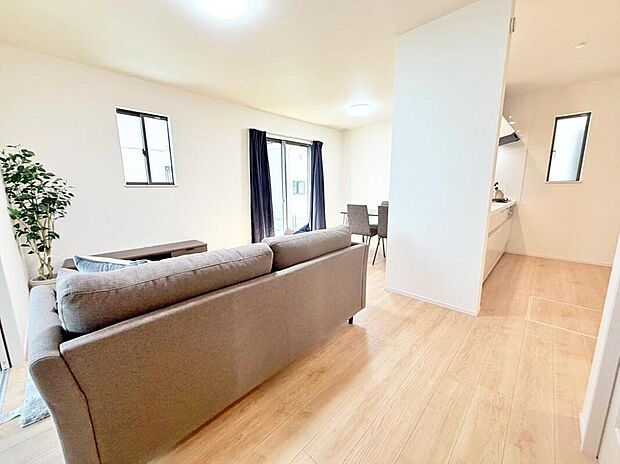 【リビング】暖かい光が降り注ぐ、温もりあふれるお住まいです☆※家具付き販売ではございません。