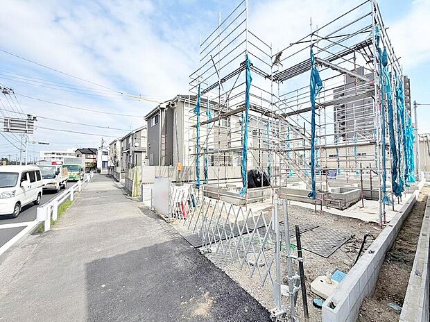 【前面道路含む現地写真】（2026.03撮影）家族のコミュニケーションが取りやすい対面式キッチンを採用した、広々16帖超のLDK♪