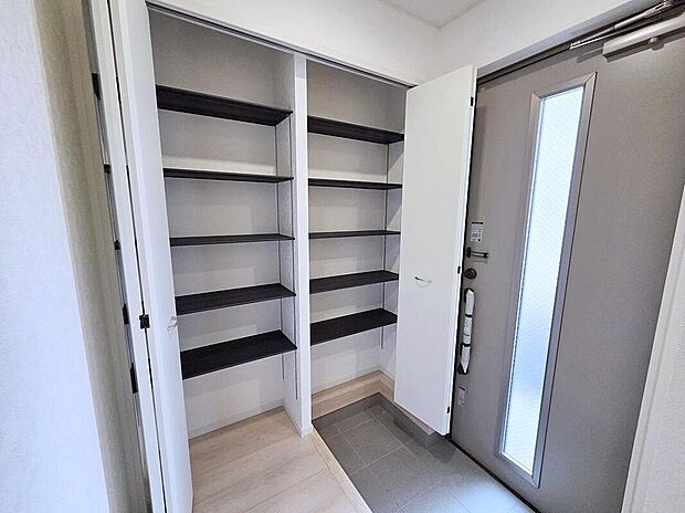 【玄関】玄関にはたっぷり収納の下駄箱を完備。窓付きの玄関でパッと明るく♪姿見付きですので、お家を出る前に今日のコーディネートの最終チェックをすることができます。