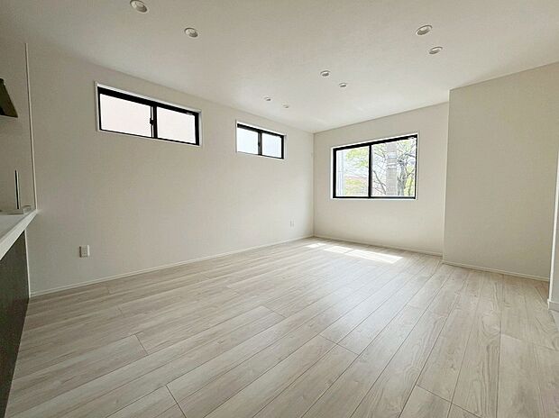 【リビング】≪Living room≫
採光良好なリビングは、ご家族の憩いの空間。居心地の良い快適な安らぎの場所にもなりそうです。
さまざまな設備や間取り、住み心地を現地で確認しよう！