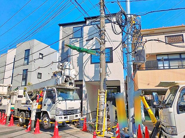 【現地外観写真】ゆとりある道路幅で、毎日の駐車もスムーズ。家族みんなが安心して出入りできる住環境で、快適な暮らしが始まります。現地（2026年3月）撮影