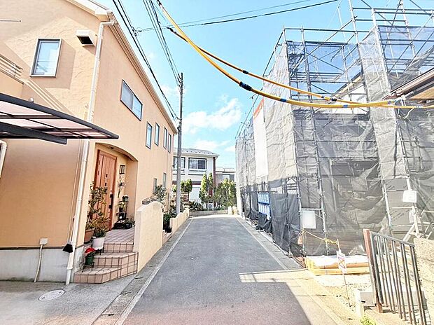 【前面道路含む現地写真】（2026.03撮影）広々とした15帖のLDKは、対面キッチンから全体を見渡せる開放的な空間。各居室に収納を備え、お部屋をすっきりとお使いいただけます。宅配BOX付きで、不在時の荷物受け取りも安心です