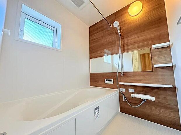 【浴室】半身浴もできる広々とした湯船があり、朝日を浴びながらの入浴も気持ちよさそう。浴室乾燥機付きのバスルームとなっております♪