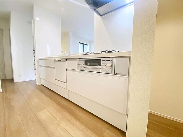 【≪Kitchen≫】家事を手助けする食洗機付システムキッチン採用！対面式キッチンですので、お食事の準備をしながらご家族との会話を楽しめます♪