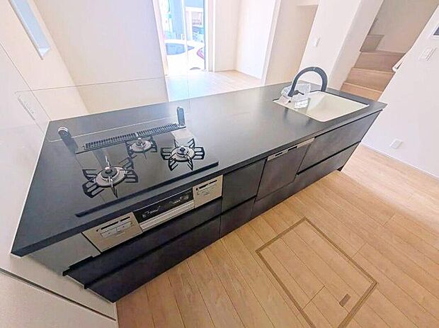 【キッチン】ビルトイン式の食器洗い乾燥機を標準設置しています。家事の手間を大幅に削減してくれるお役立ちアイテムは、洗浄力が高いうえ、除菌効果にも優れております。