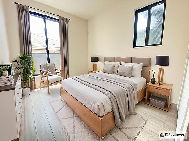【居室】≪Room≫
穏やかな光が差し込む室内には、穏やかな時間が流れます。休日には、落ち着いた空間で自分の趣味を楽しむのはいかがですか。
※家具をCGで加工しています。家具付き販売ではございません。
