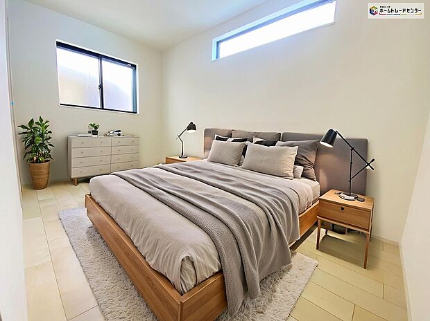 【居室】≪Room≫
穏やかな光が差し込む室内には、穏やかな時間が流れます。休日には、落ち着いた空間で自分の趣味を楽しむのはいかがですか。
※家具をCGで加工しています。家具付き販売ではございません。
