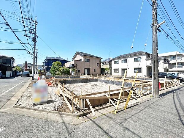 【前面道路含む現地写真】≪見学予約可能!≫角地なので陽当たり良好です!