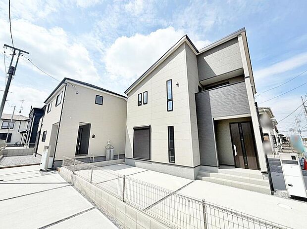 【現地外観写真】≪見学予約可能!≫前面道路が広いので陽当たり良好!お車の駐車も安心です♪