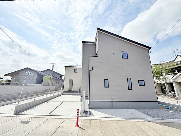 【現地外観写真】各棟、個性を持たせたカラーバリエーション。きっと、お好みのお住まいが見つかります。