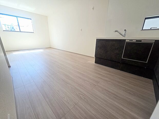 【リビング】≪Living room≫
暖かな雰囲気のLDKはご家族が自然と集まる穏やかな暮らしがイメージできますね。明るいリビングで家族団らんの時間を楽しみましょう!!